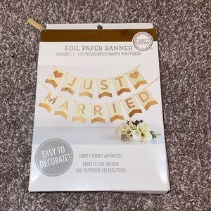 “Just married” foil paper banner